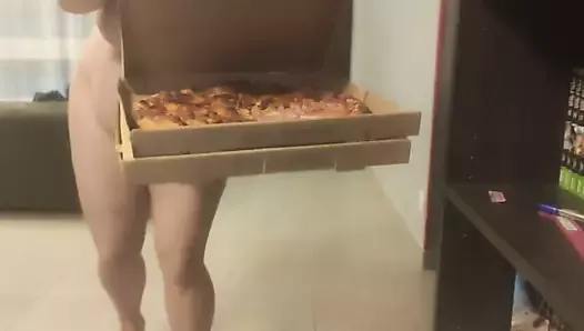J'ouvre nue au livreur de pizzas