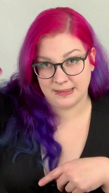 רגע חובה מתוך "Balloon: Blow to Pop with German Goth Abby Strange - Looner"