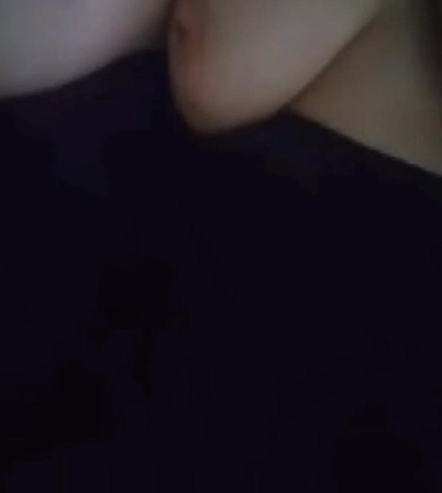 Minha amiga me provocando com seus peitões e buceta deliciosa