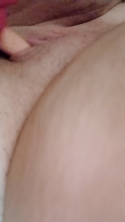 Pelacur cantik bermain dengan farajnya