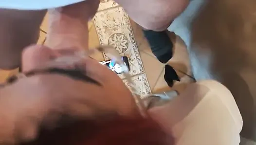 MILF в очках делает минет с спермой во рту