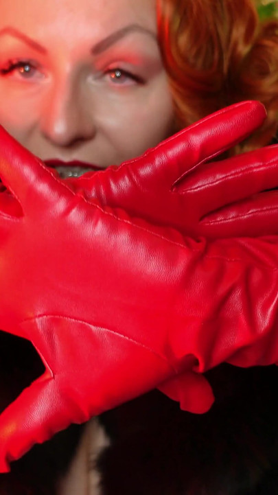 Fur fetish and long leather gloves pin up MILF