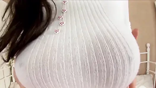 Vollbusige schlampe wird nass und unordentlich