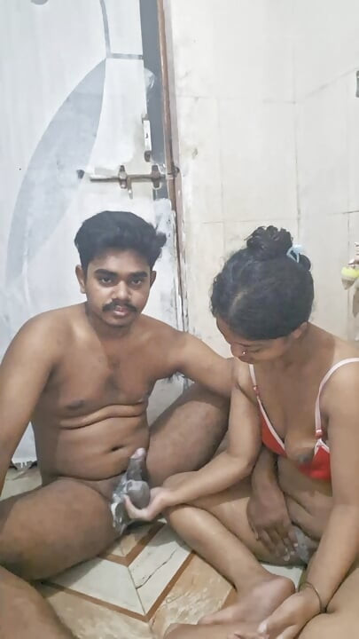 Adik tiri dan adik tiri berbagi ranjang dan ngentot habis-habisan