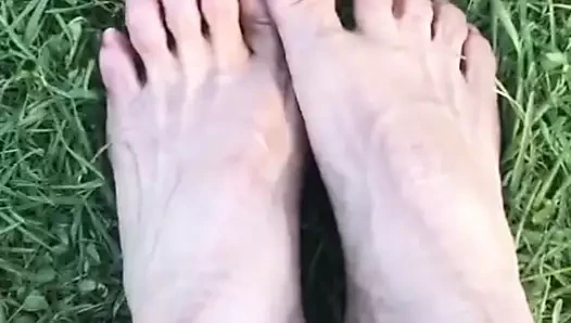 Melove pamer kaki mungilnya di atas rumput hijau