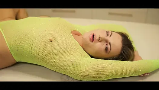 Luxus-küchen-sex necken in grünem netz, grobem tischfick und unordentliche gesichtsbesamung