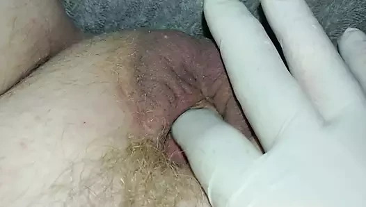 Küçük horoz boşalmak için iyi bir sıkıştırma alır!