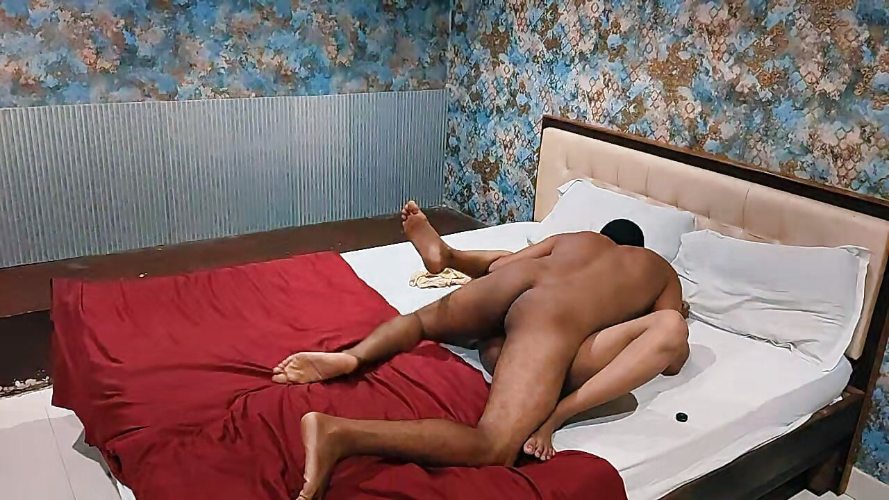 18 oskuld sex - Kinky pojke överlämnar sig till brunetten
