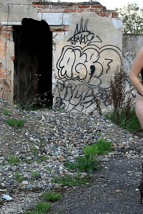 Fantástica morena en la sesión de fotos al aire libre