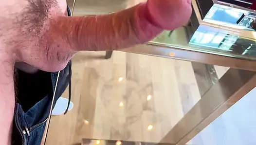 Büyük çük cumshot üzerinde cam masa