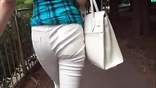 Teil1 - besessenheit mit engen hosen. Kurvige schönheit treibt männer wild, ohne sich auszuziehen.