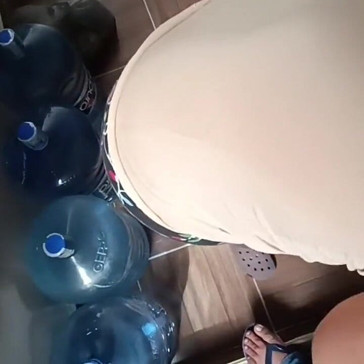 在我为丈夫做早餐时吮吸邻居的鸡蛋