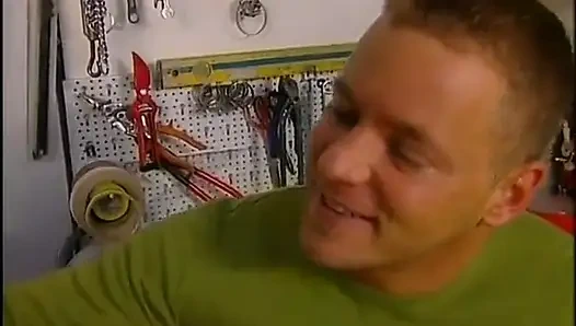 Nenek anal disemprot di mulut