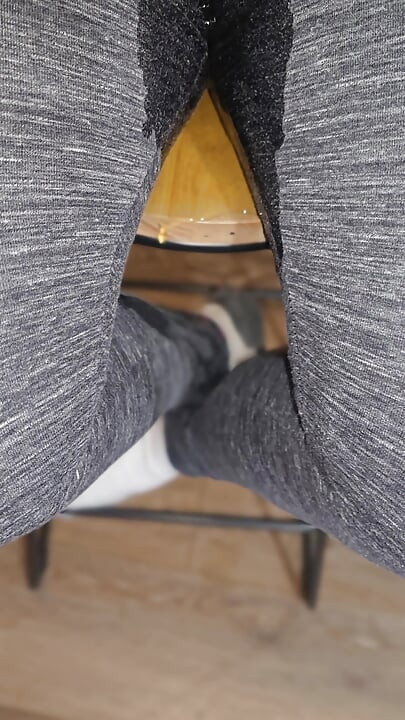 グレーのレギンスがスツールに座っている