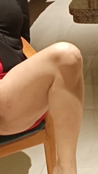 거울 앞에서 뚱뚱한 보지를 만지기 시작하는 핫한 마누라, 흥분하고 오르가즘에 도달합니다. | 흑인 대물 자지와 섹스하는 흑인 대물