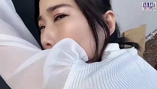 Kalabalık gözlerin dik uçlarında ateşli, sıkı bir tepenin ateşlendiği çıplak meme yürüyüşü faz.3