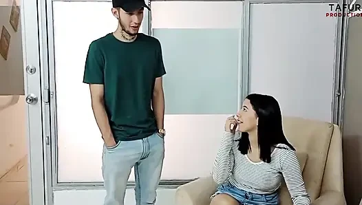 Üvey annemi mastürbasyon yaparken keşfediyorum ve bana zengin bir sakso çekiyor, boğazına doğrudan dölleme tam hikaye