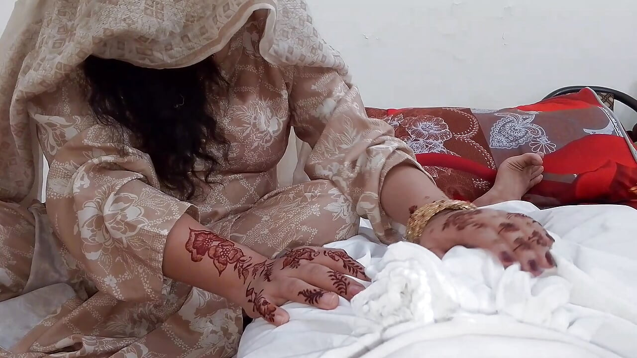 Nouveau, une Indienne mariée et son copain dans une chambre d’hôtel