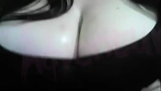 Хотвайф Отаку ботаничка наблюдает за хентай, играя с ее большими сиськами # 4