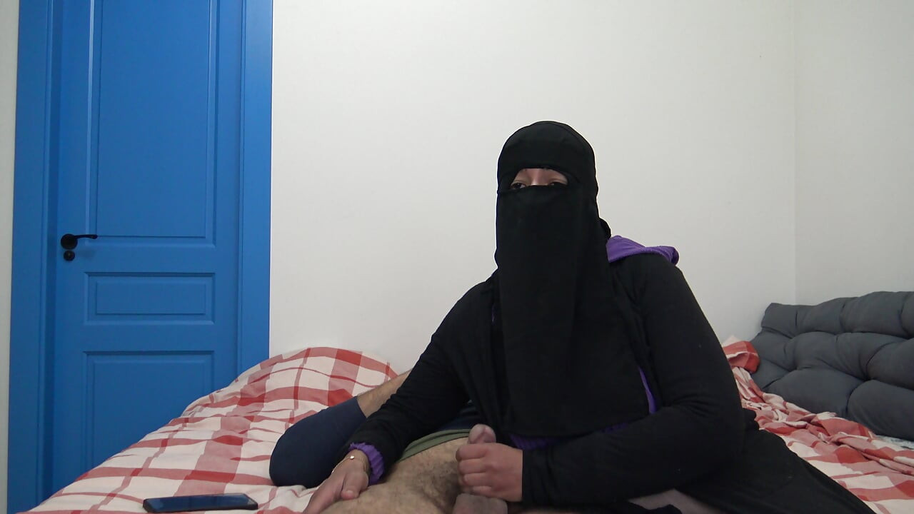 Algerialainen äitipuoli ja poikapuoli yksin kotona
