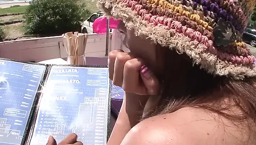 Bağlı Asyalı tatlı kız seksi bir delikanlıyı memnun ediyor