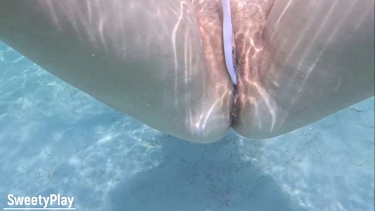 Open pussy creampie underwater, cum inside