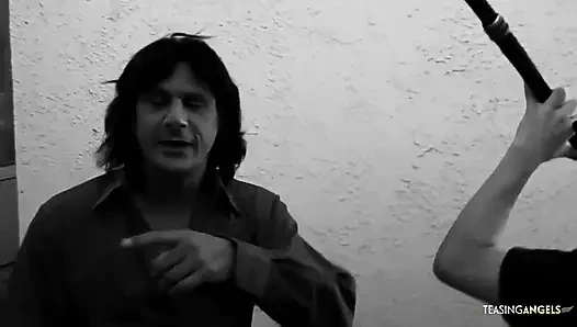 Прямо из душа брюнетка прыгает в постели, чтобы снять на видео, как пробурили