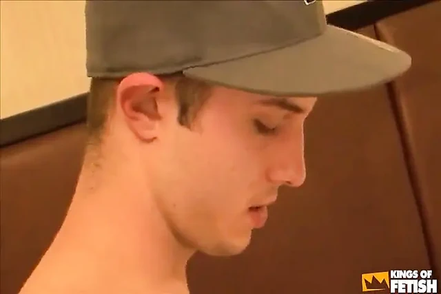 Twink with hat bangs a tattooed guy with shaved ass in bareback style