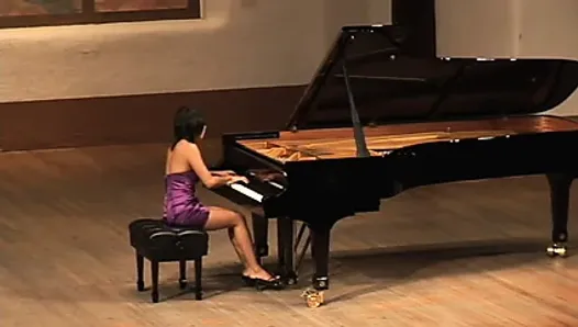 Красивая азиатская девушка играет с русским композитором Скриабином