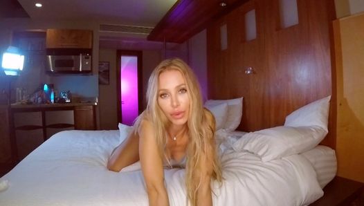 Nicole Aniston experimenta seu novo consolo!