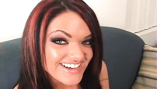 Olgun esmer amcık germeden önce zonklayan büyük zenci yarağıyla öğürüyor