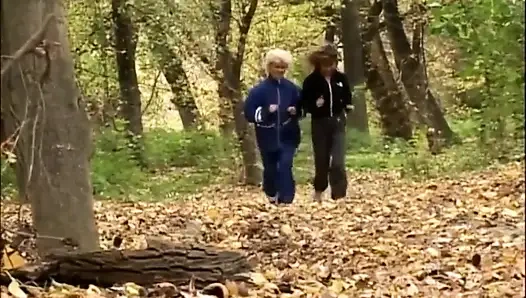 Lezbiyenler orta yaşlı seksi kadın antrenmandan sonra mastürbasyon yapıyor