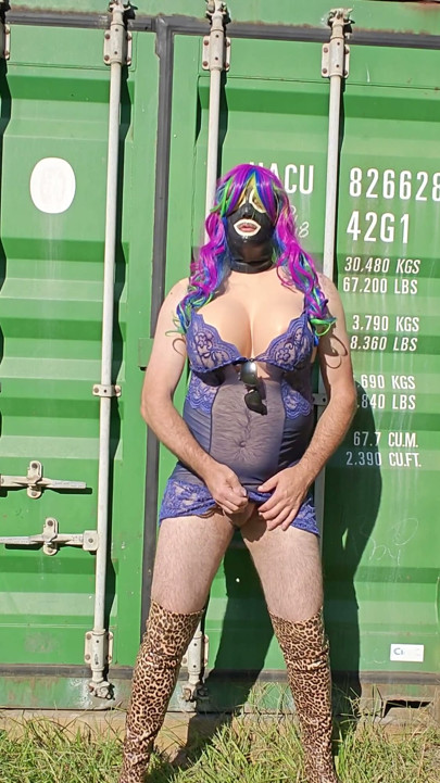 Travesti de tetas postizas gigantes en lencería masturbándose al aire libre | Clip 1