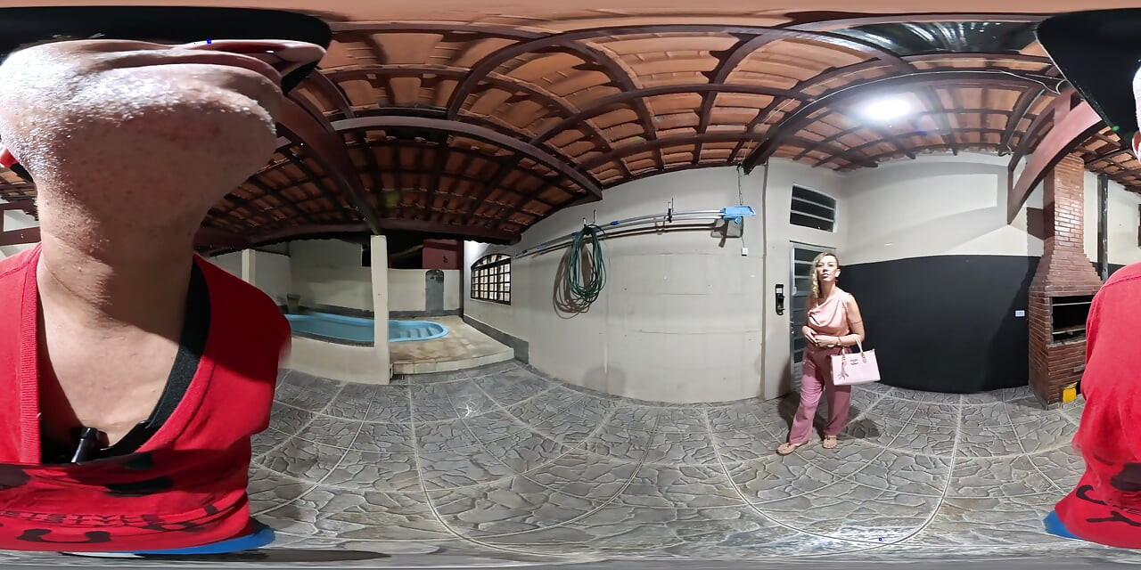 Executiva chupa e faz sexo com um cliente em uma casa vazia.
