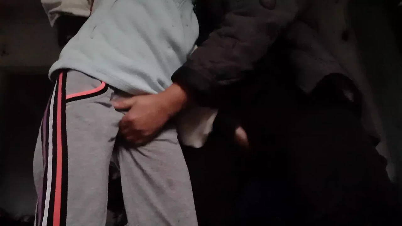 我们穿着衣服激情做爱 - Lesbian-Candys