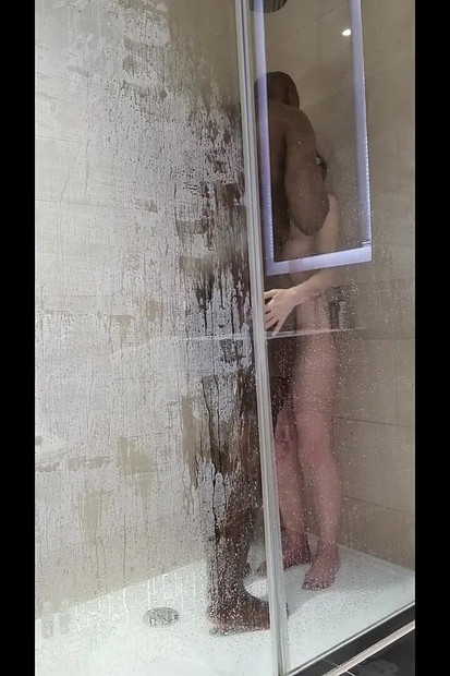 Adegan mandi Agzz dan Dimitri.