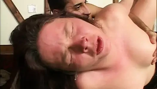 İri göğüslü olgun orta yaşlı seksi kadın büyük amatör yarakla sikiliyor ve ağzına boşalıyor
