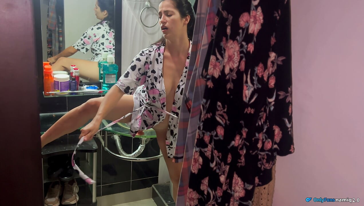 I TOUCH MYSELF A LITTLE IN THE BATHROOM AND I DISCOVER A HARD AND THICK COCK WAITING TO GIVE ME CUM