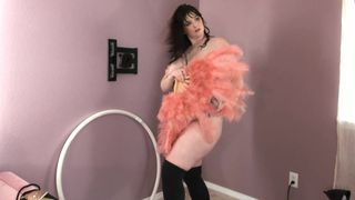 Une jolie BBW danse en fan sexy avec des bas à prise anale