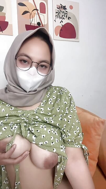Young young mama shows off her perfect body