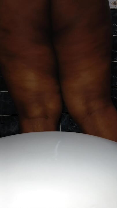 Thick mommy cant help rubbing her pussy and squirtin
