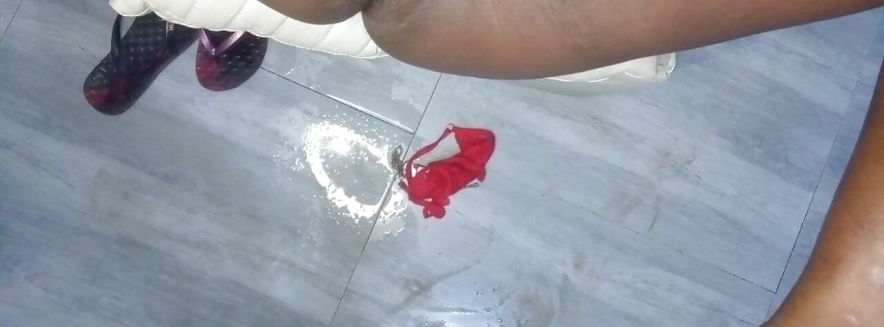 El piso está mojado, lleno de agua que gotea de mi cuenta después de tanta buena follada, qué vergonzoso.