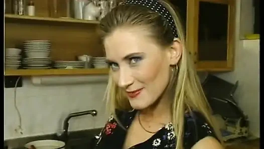 Behaarte milf mit kleinen titten wird geknallt und gesichtsbesamt