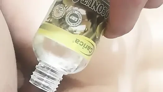 Стонет от удовольствия