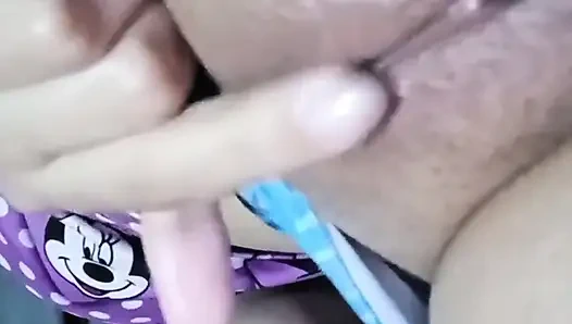 Tetanggaku ngirim video mesum untukku, termasuk besarnya