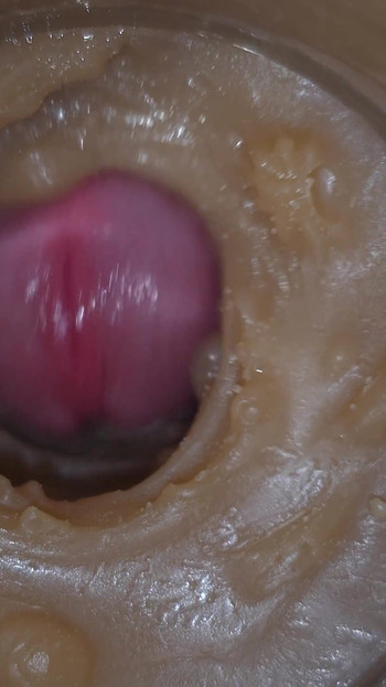 膣の中にプッカプスが噴き出すおもちゃカメラ、膣4K。エクストリームクローズアップ!