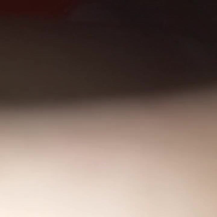 Je soulève sa robe et lui mets ma bite dedans