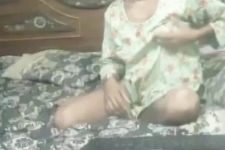 An indian sexy girl playing with herself at cam site live streaming video part 1.mp4