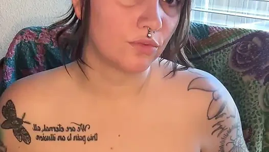 Kilolu sigara içen kadın mastürbasyon yapıyor