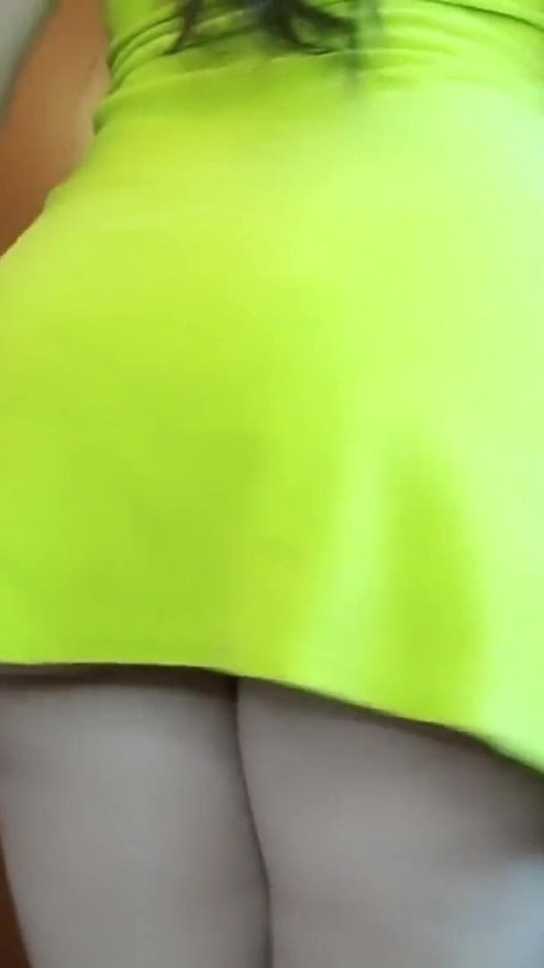 Walking and farting in green dress without panties. | Clip 2